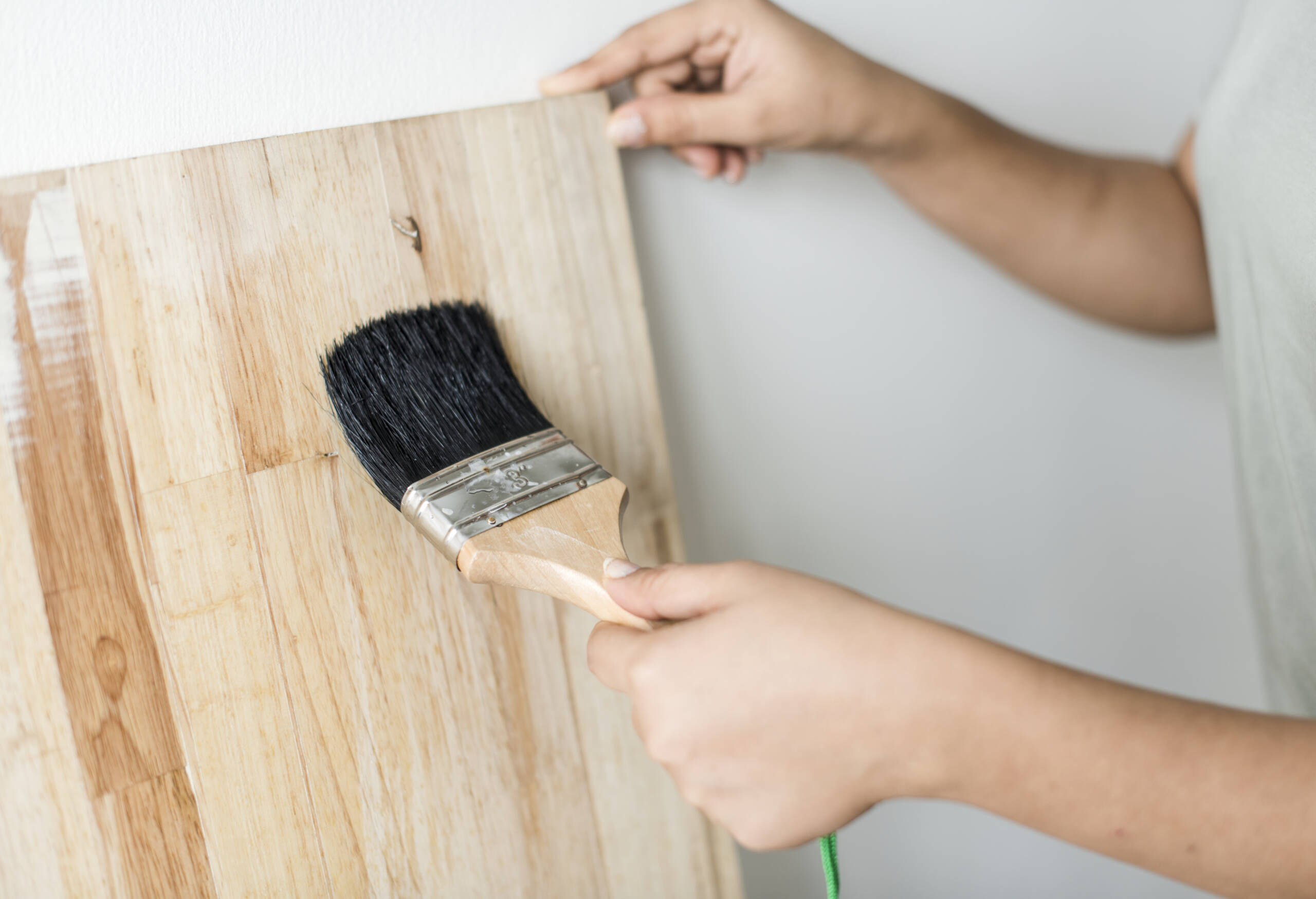 Lakken en vernissen van houtwerk